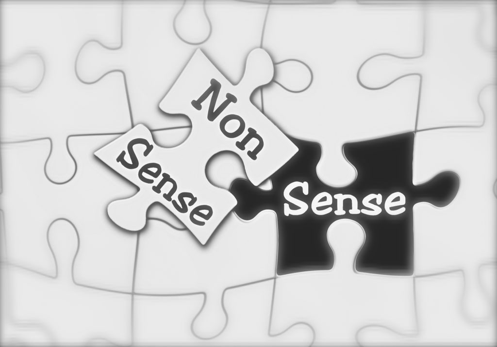 Un puzzle con un pezzo mancante: nel posto rimasto vuoto nel puzzle c'è scritto "Sense", sul pezzo ancora da inserire "Non sense"